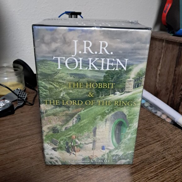The Hobbit & the Lord of the Rings Boxed Set: Illustrated Edition J.R.R. Tolkien - Picture 4 of 5